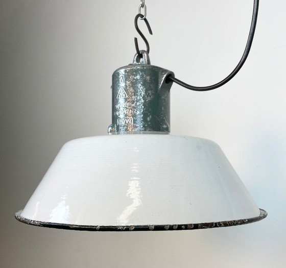 Image 1 of Industrial White Enamel Industrial Lamp with Cast Aluminium Top from EOW, 1950s