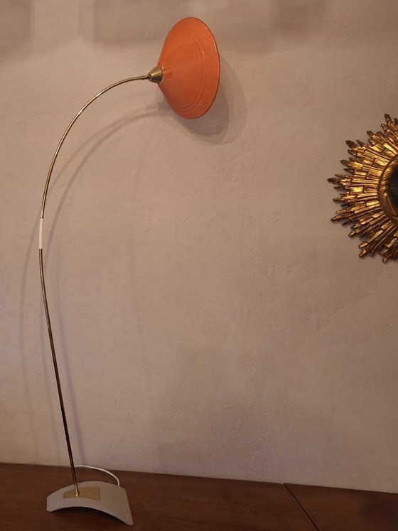 Image 1 of Lampadaire arqué en laiton et métal perforé, style moderne du milieu du siècle, années 1960