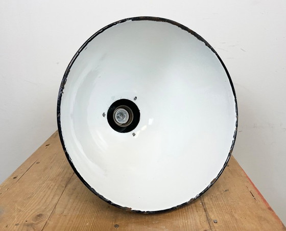 Image 1 of Industrielle Bauhaus-Hängeleuchte aus schwarzem Emaille, 1930er Jahre