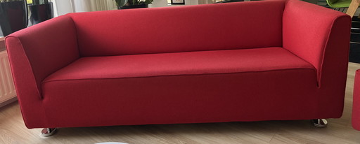 Rode Gelderland 4800 bank met hocker, in uitstekende conditie.