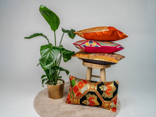 Het Kikkō Royal lendenkussen: geometrische zwarte en gouden zijde