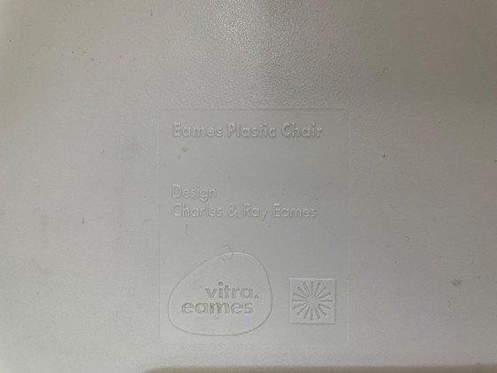 Sedia Vitra Eames in plastica | Sedia di design originale | Buone condizioni | Struttura bianca e cromata (photo 4 of 6)
