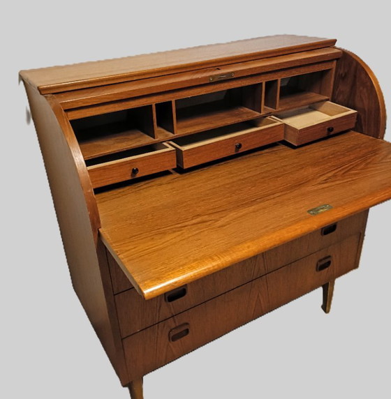 Image 1 of Vintage secretaire met roldeur en uitschuifbaar werkblad ontworpen door Deense ontwerper