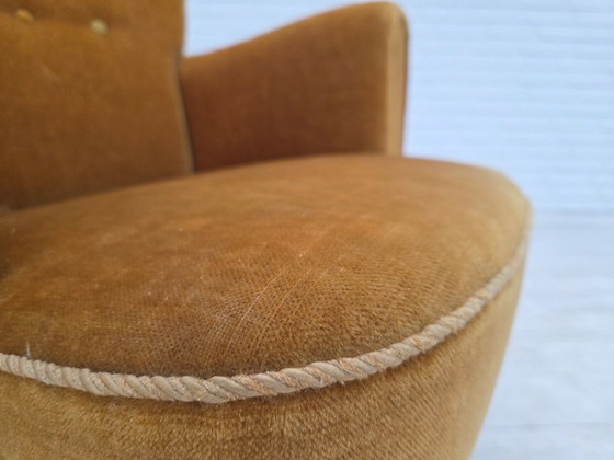 Image 1 of Fauteuil relax danois des années 1960, revêtement d'origine en velours jaune miel.