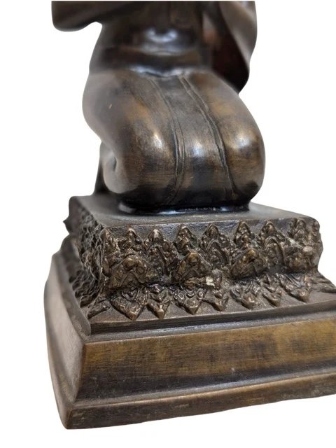 Kniender Bronze-Buddha in Anjali Mudra – Burma, 18.-19. Jahrhundert – Bildhauerei (photo 9 of 11)