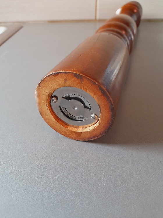 Image 1 of Grande pepiera vintage in legno tornito