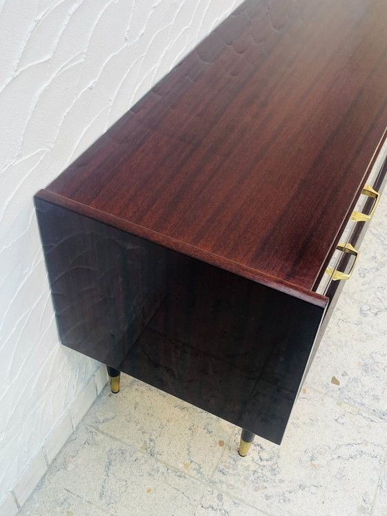 Image 1 of Vintage ladekast uit de jaren 60 met taps toelopende messing poten, Italiaans design.