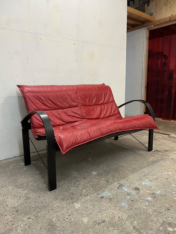 Divano Polhem vintage IKEA – Design Tord Björklund, pelle rossa – Divani 2 posti, Leather, Metal (photo 4 of 5)
