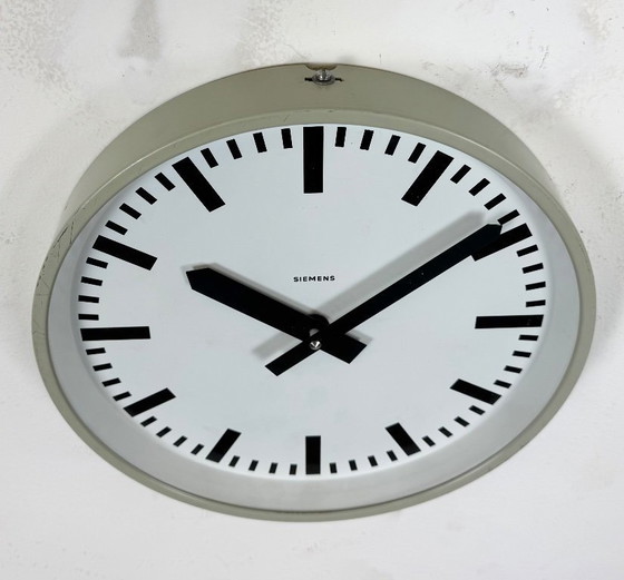 Image 1 of Horloge murale industrielle grise de Siemens, années 1970