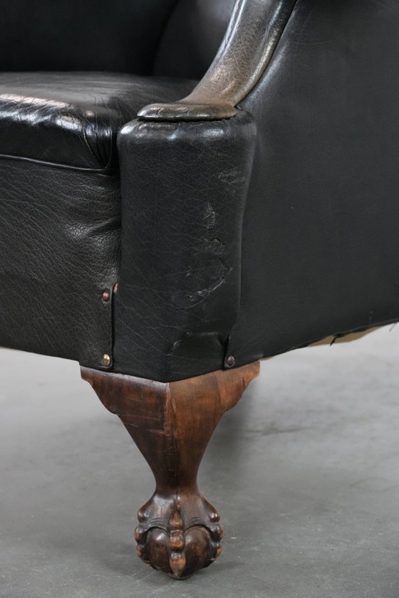 Image 1 of Gran sillón antiguo inglés de orejas de piel de vaca negra de finales del siglo XIX.