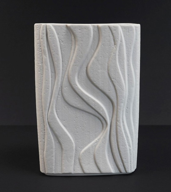 White Heinrich Porcelain Vase Model 2086 Matte Glaze Op Art Wave Relief Decor 1960s – Heinrich-Porzellan (photo 2 of 10)