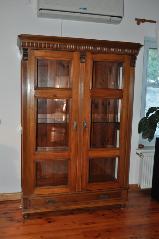 Armario antiguo húngaro de cristal y madera
