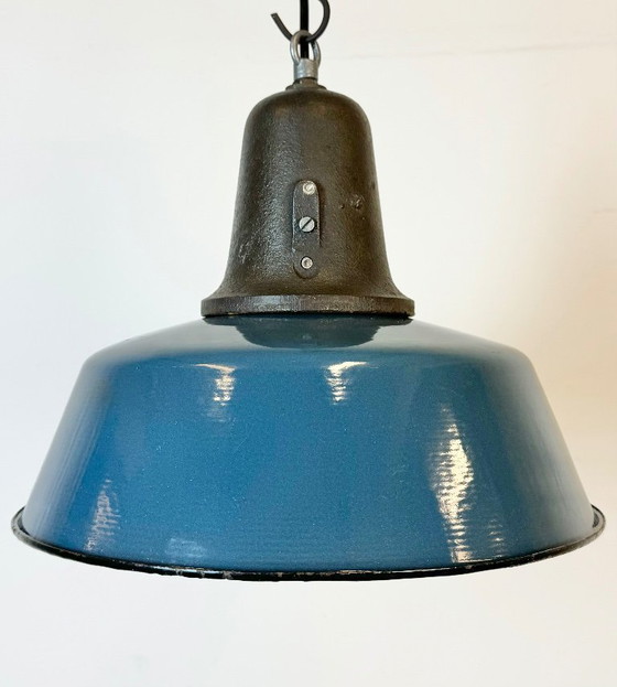 Image 1 of Lampe industrielle en émail bleu avec abat-jour en fonte, années 1960