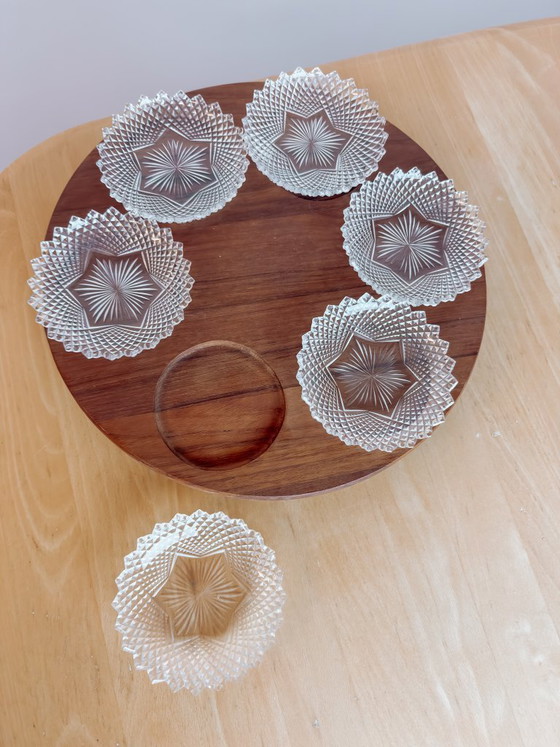 Image 1 of Vassoio girevole in legno di teak con ciotole in vetro.