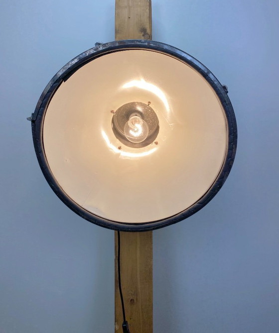 Image 1 of Gran foco de pared industrial gris con cubierta de vidrio, años 60