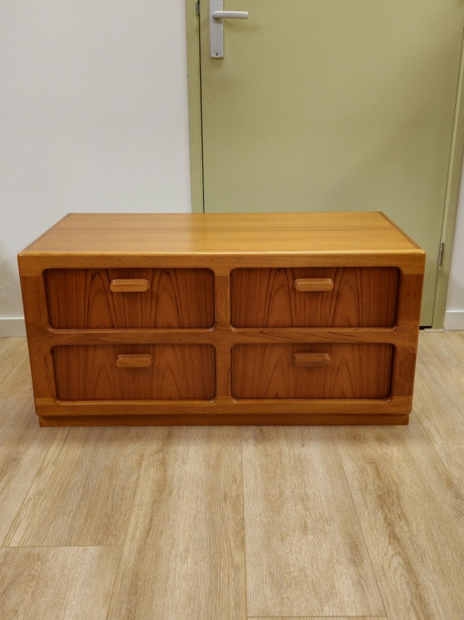 Cassettiera vintage Silkeborg danese con pianta integrata.
