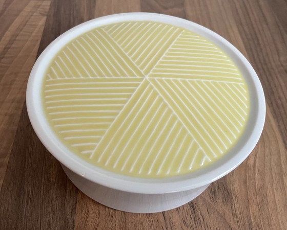 Image 1 of Hakusan Japon - Beurrier ou plat à couvercle en porcelaine moderne