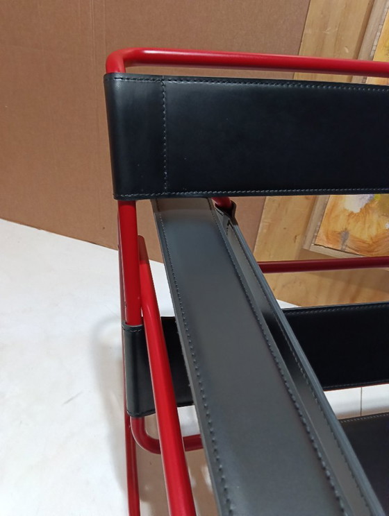Image 1 of Bolso Knoll Wassily B3 rojo mate, nuevo-usado, en piel negra, de Marcel Breuer.
