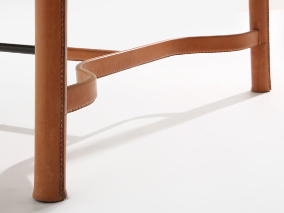 Image 1 of Mesa de comedor de Jacques Adnet, de madera de roble y cuero rojo, 1950.