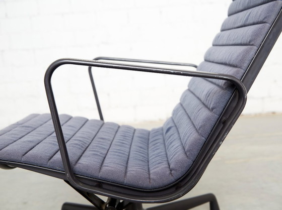 Charles & Ray Eames Stoel EA124 & Ottomane EA125 voor Vitra/Herman Miller – Verstelbare relaxstoel, Textiel (photo 13 of 20)