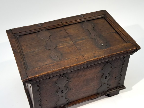 Image 1 of Cassapanca portavalori del XVIII secolo, circa 1750