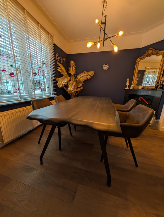 Image 1 of Table en bois avec piètement en fer et chaises