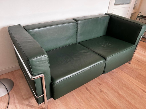 LC2/3 Le Corbusier: divano a 2,5 posti e poltrona separata, colore verde.