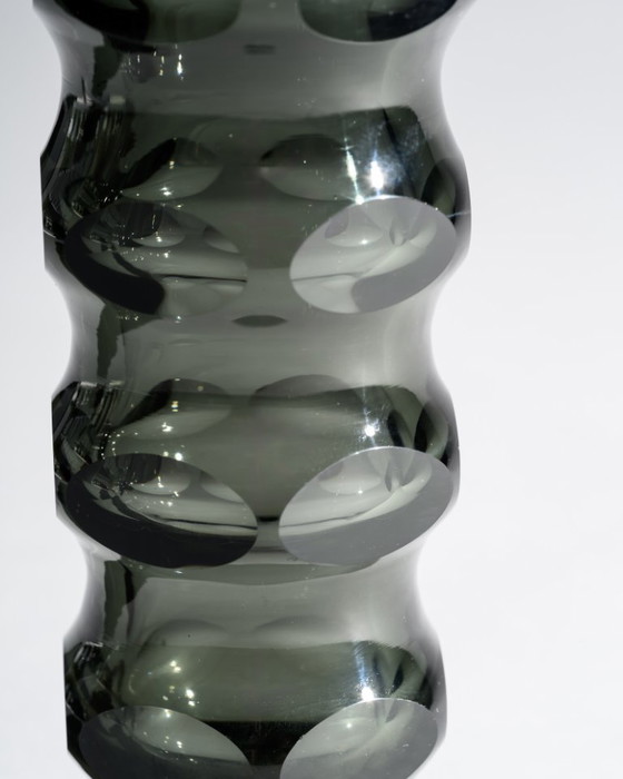 Image 1 of Geometrische brutaliteit in handgesneden glas. Oost-Duitse ateliervaas, ca. jaren 70, DDR.