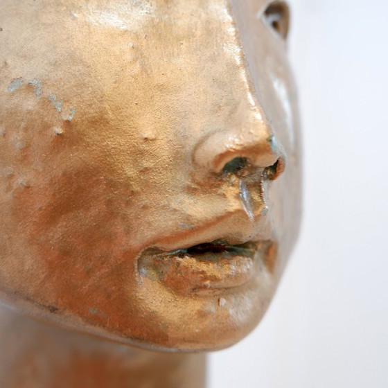 Image 1 of Tête de femme en terre cuite dorée 