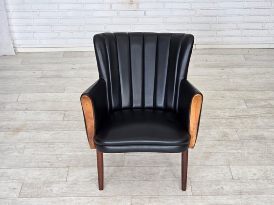 Image 1 of Años 70, diseño danés de Svend Skipper, sillón, modelo "Teddy", cuero artificial, madera de teca.