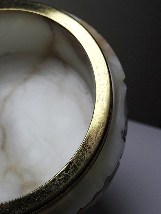 Image 1 of Kleiner, antiker, geschnitzter Alabaster-Aschenbecher aus der Hollywood Regency/Mid-Century-Ära.