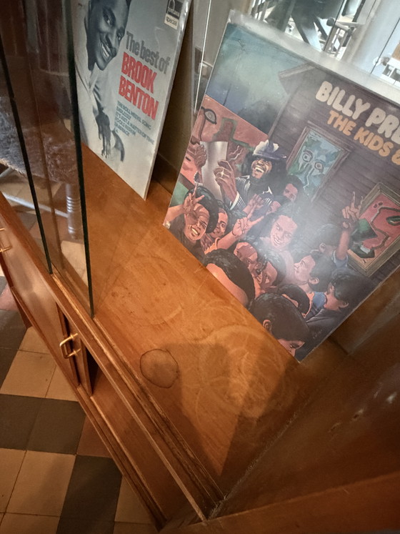 Image 1 of Mobiletto vintage in stile scandinavo con ante in vetro