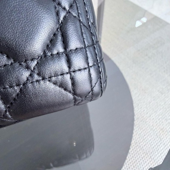 Image 1 of DIOR LADY MEDIUM - PELLE DI AGNELLO CANNAGE, FERRAMENTA NERA E ORO, CINTURINO REGOLABILE
