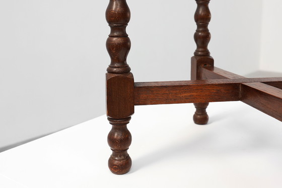 Image 1 of Table d'appoint en chêne à pieds tournés hexagonaux, France, Mid Century, années 1940