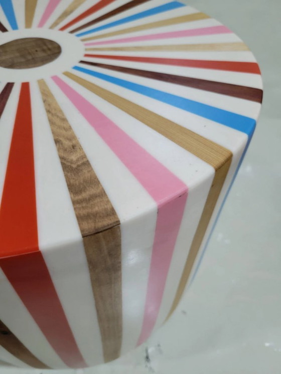 Image 1 of Tavolino in resina colorata fatto a mano in Marocco – Handgemaakt in Marokko Kleurrijke Resin Bijzettafel