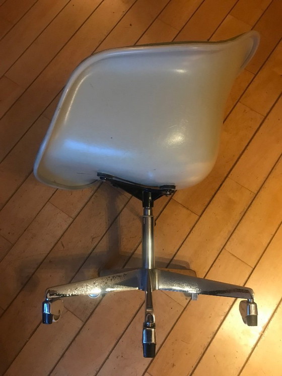 Image 1 of Chaise coque Eames originale Herman Miller