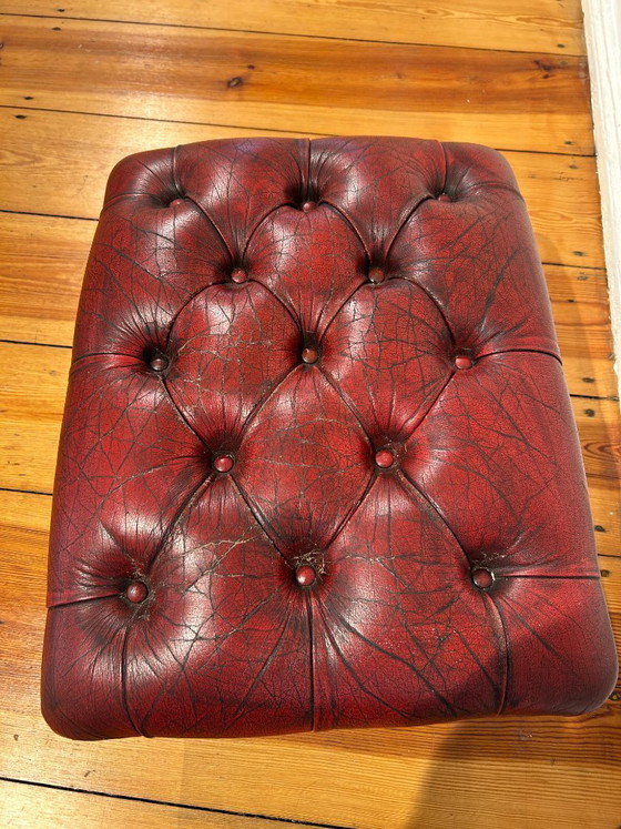 Originele Chesterfield Ottoman, leer, Engeland, voetenbankje / krukje – Hockers en poefs, Leather, Wood (photo 3 of 5)