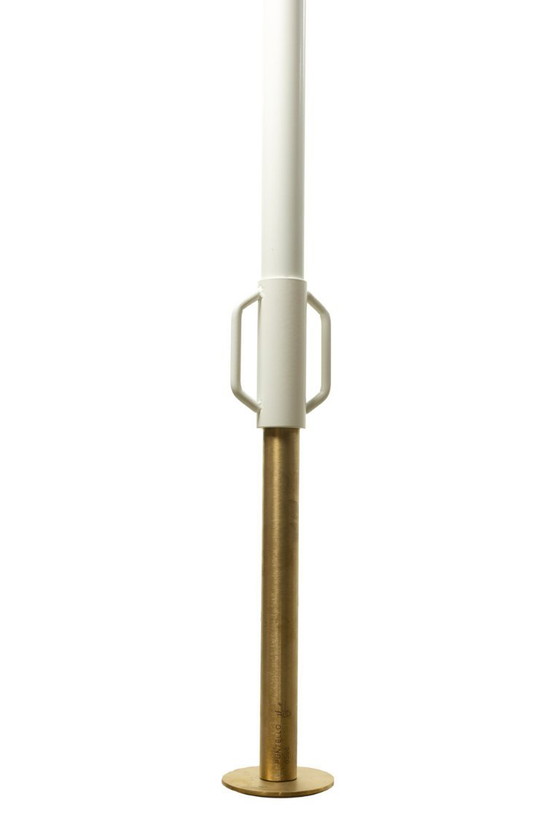 Image 1 of Perchero de suelo a techo en metal lacado y latón. Estilo contemporáneo.