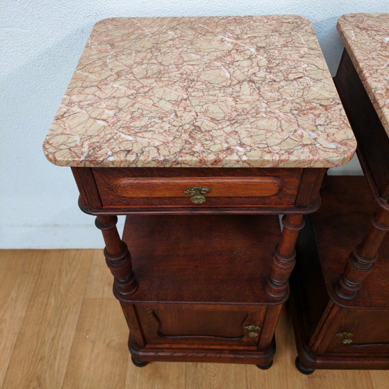 Image 1 of Set di due comodini antichi vintage con piano in marmo