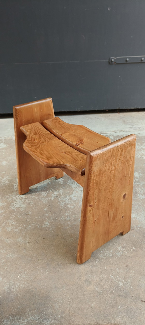 Image 1 of Sgabello svedese di metà secolo in pino scolpito attribuito a Gilbert Marklund