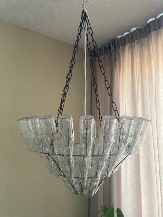 Image 1 of Kroonluchter, le lustre bouteille de lait. Design : Bonne Plat. Fabrication : Leitmotiv.