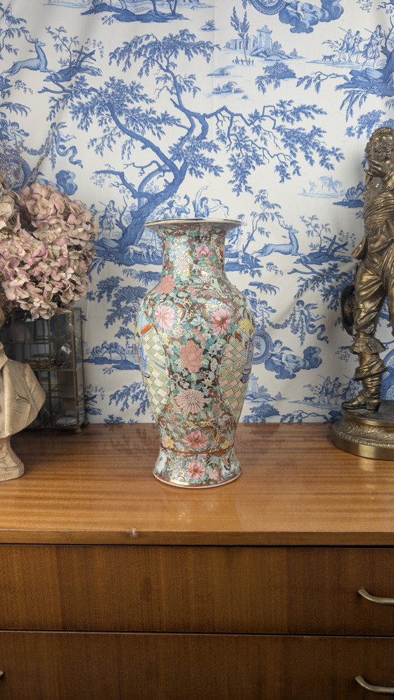 Image 1 of Vaso in porcellana cinese di Canton con decorazione a palazzo e floreale firmato Nian Qian Zhilong metà del XX secolo