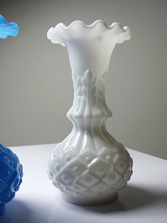 Een paar kleine vintage vaasjes van wit en blauw opaalglas, versierd met ananassen. – Vazen (photo 4 of 12)