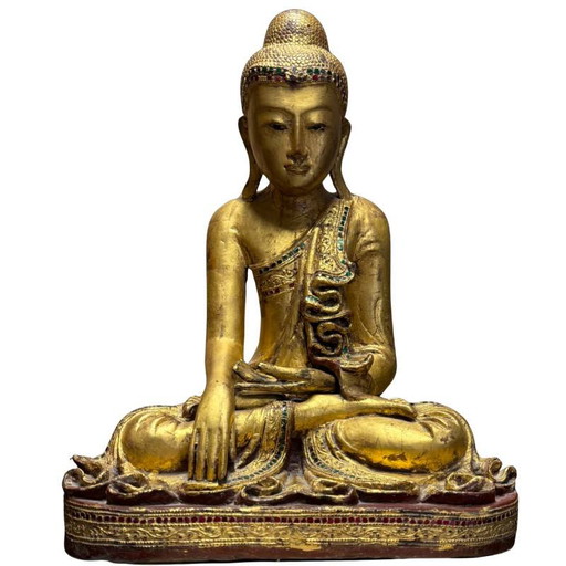 Antigua Estatua de Buda Mandalay Birmana – Madera Dorada con Mosaico de Vidrio – Bhumisparsha Mudra – c. 1880–1920