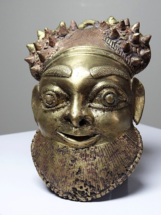 Image 1 of Pequeña máscara Oba de bronce dorado procedente de Bamoun, Camerún, África antigua