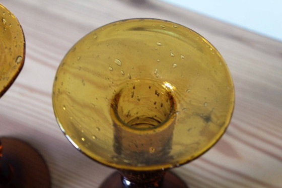 Image 1 of Een paar BIOT kaarsenstandaards van amberkleurig glas.