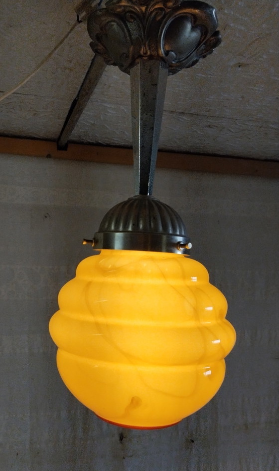 Image 1 of Art Deco hanglamp met gemarmerde olain bol en tinnen bevestiging - midden 20e eeuw