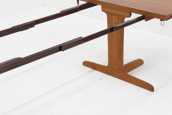Image 1 of Vintage Danish round extendable dining table in solid teak wood Langeskov möbelfabrik
