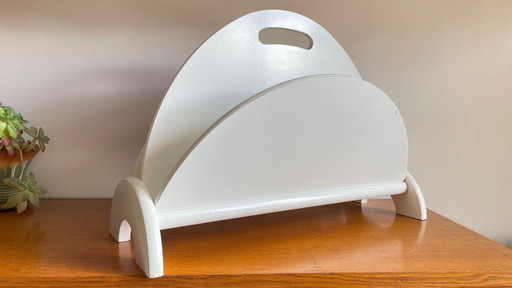 Elégant et Rare Porte-Revues en Bois Géométrique Blanc des Années 80. 1 pièce Chic et de Caractère qui va vite trouver sa place 