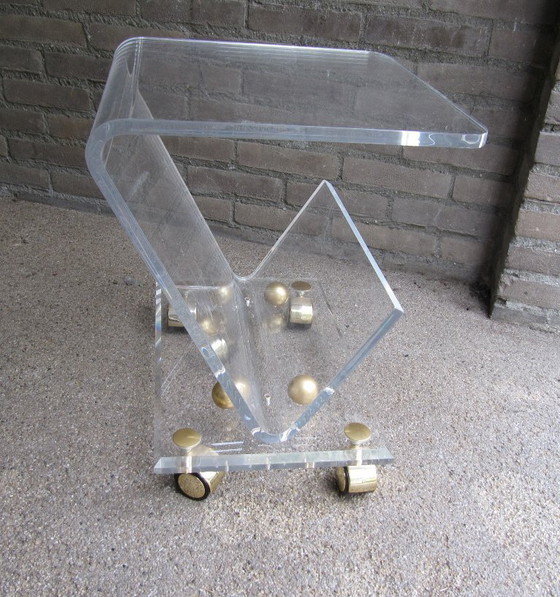 Image 1 of Charles Hollis Jones Beistelltisch aus Acrylglas mit Zeitschriftenhalter, Italien, 1970er Jahre.